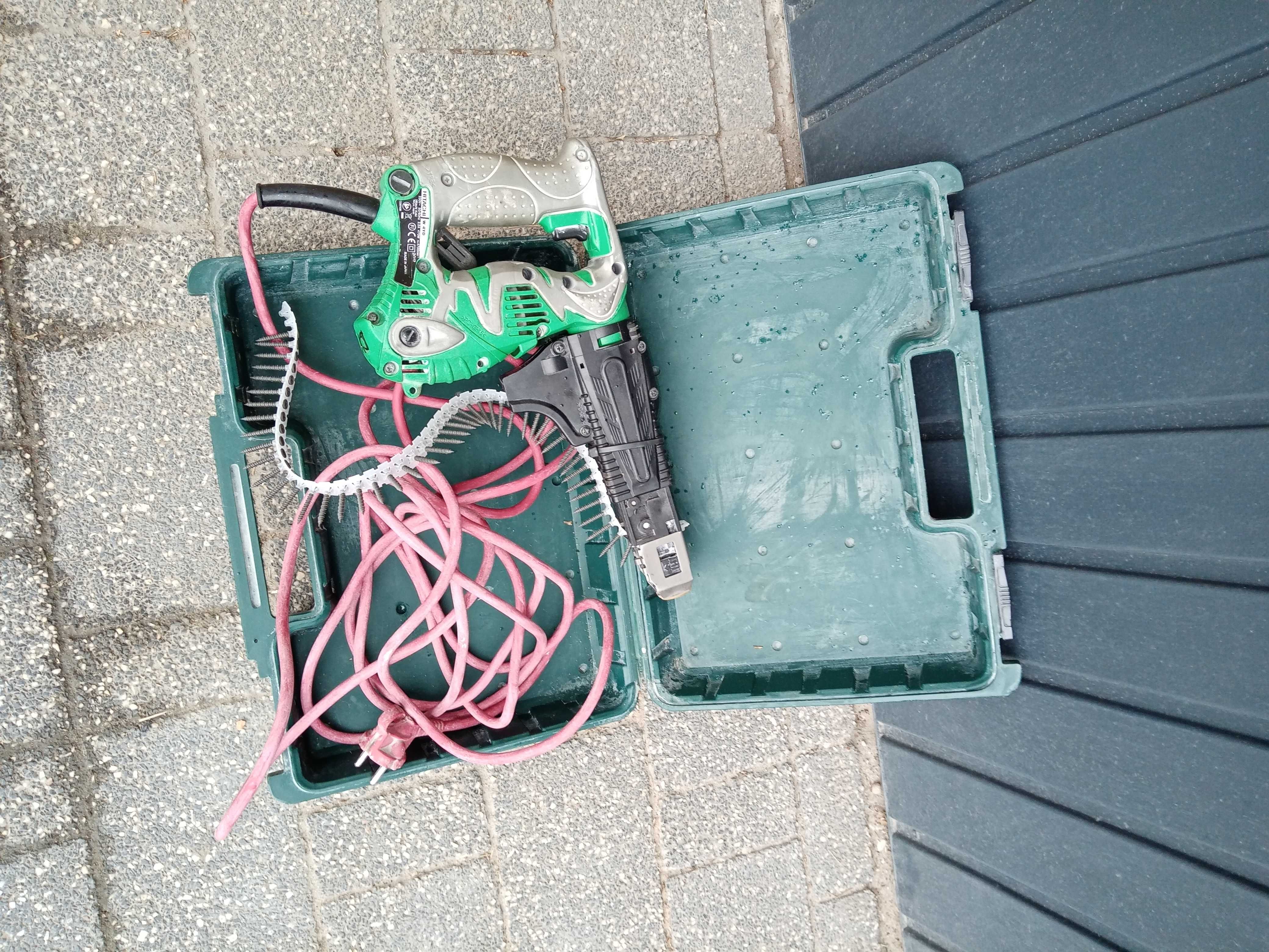 Wkrętarka taśmowa do płyt gipsowo kartonowych Makita DFS 250 + Bateria