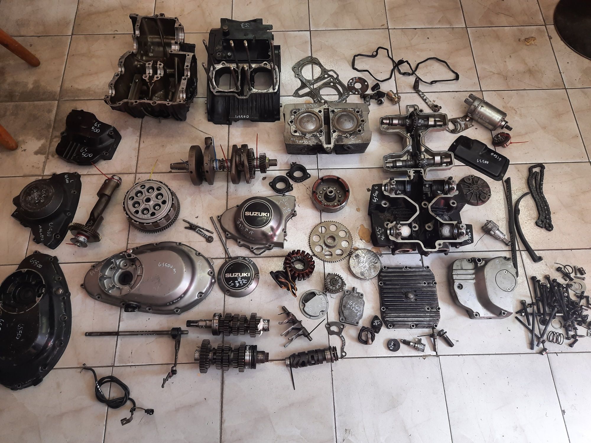 Suzuki GS 500 silnik części wał cylinder głowica magneto kapa skrzynia