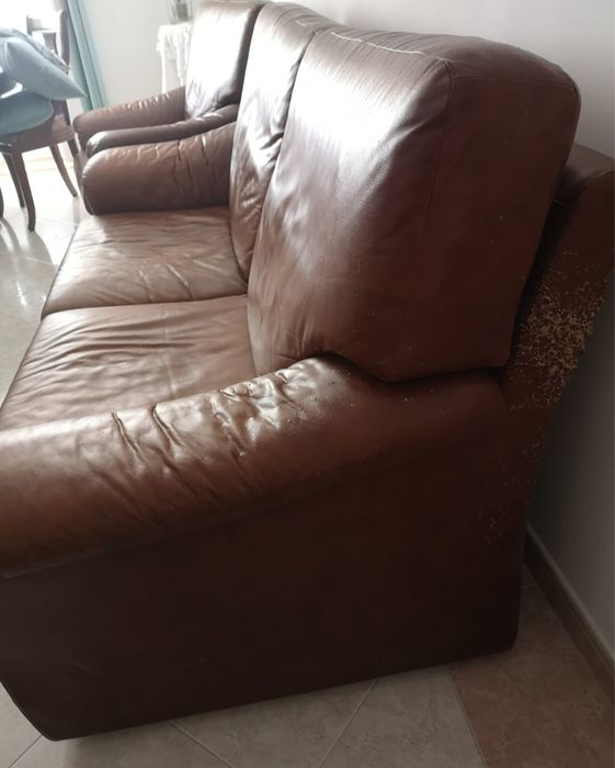 Conjunto sofá + 2 cadeirões em pele