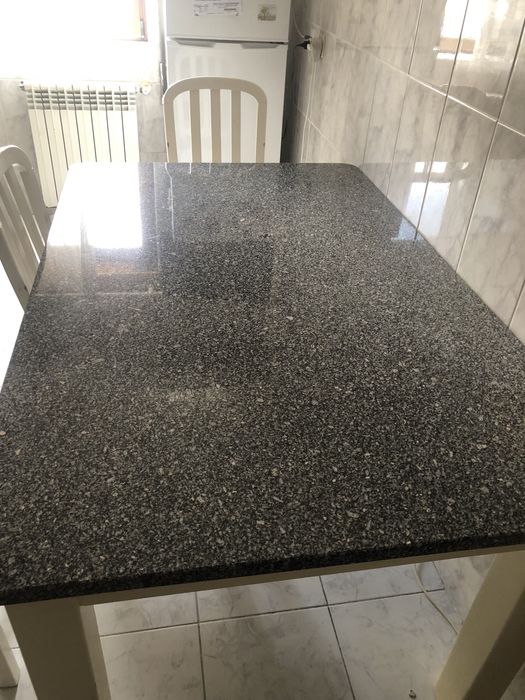 Mesa de cozinha em pedra