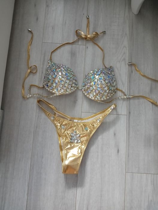 Złoty dwuczęściowy strój kąpielowy cekiny kryształy ćwieki cyrkonie