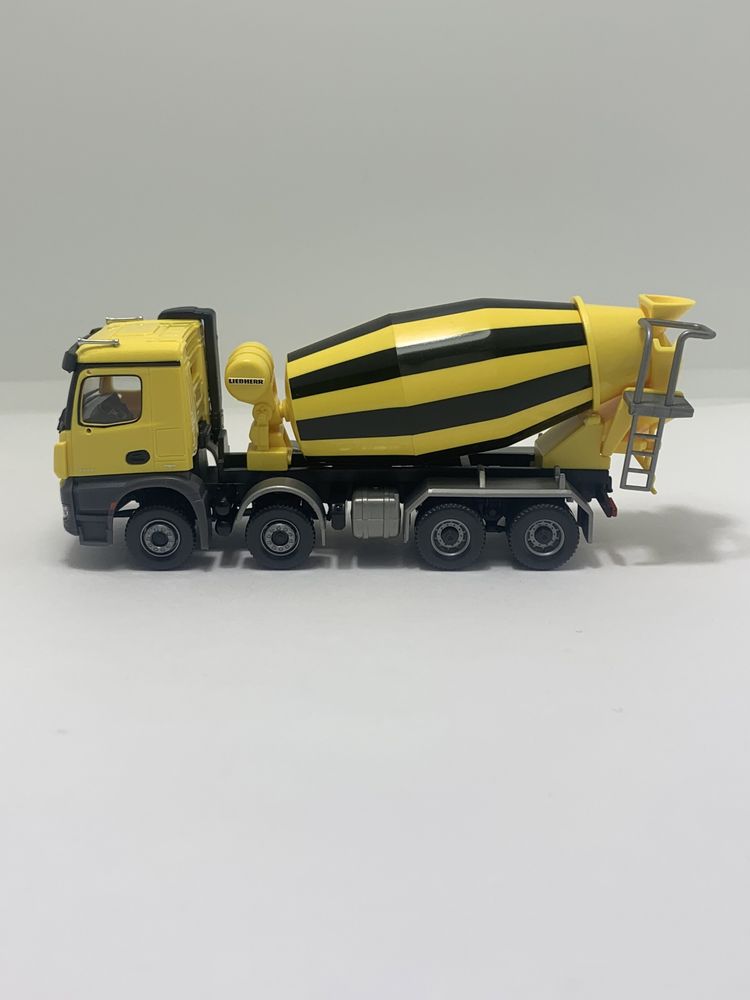 Mercedes Arocs / Liebherr da Wiking escala 1/87