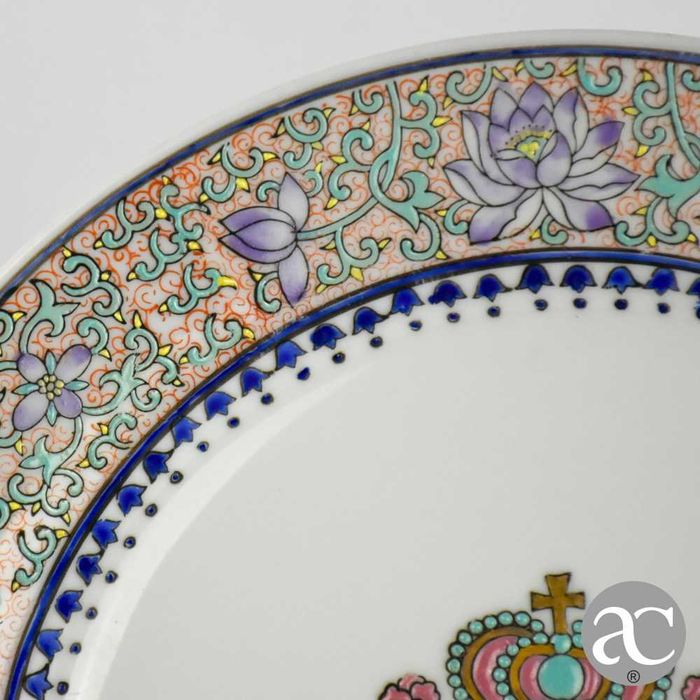 Prato em porcelana da China com brasão do Reino de Portugal