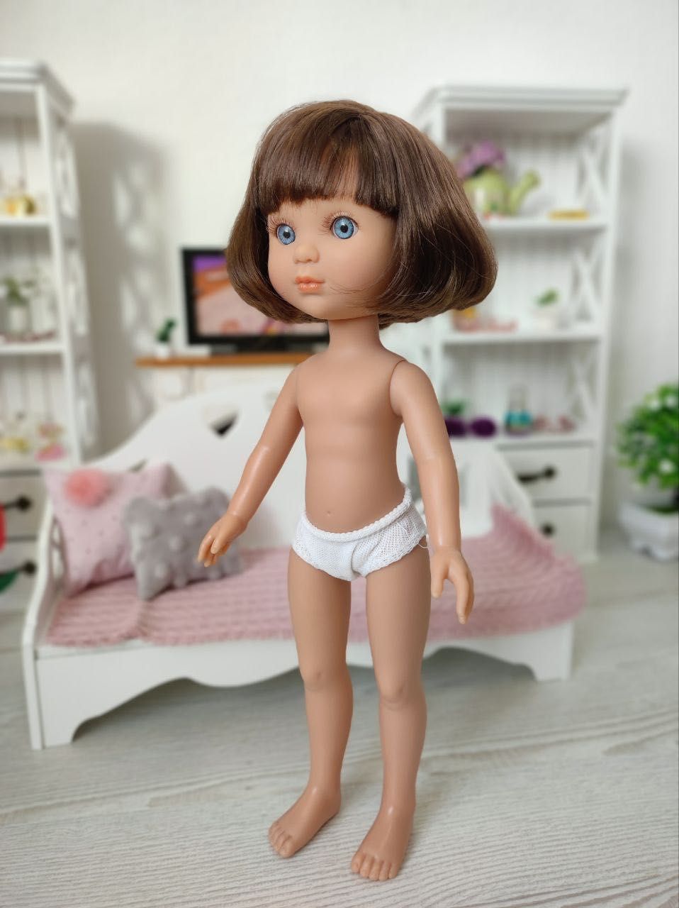 Виниловая кукла Eva Berjuan брюнетка, без одежды, 35 см
