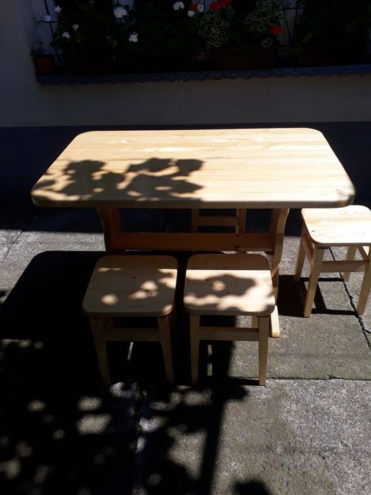 Продам стіл з табуретками