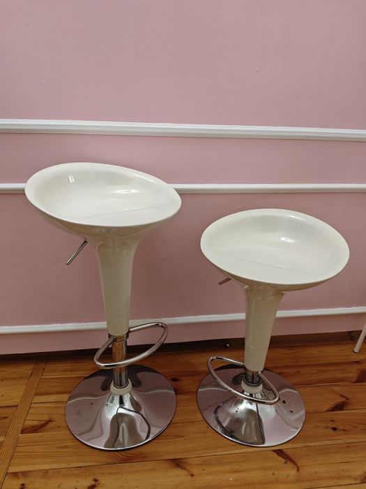 Białe hokery glamour wysokie krzesła barowe