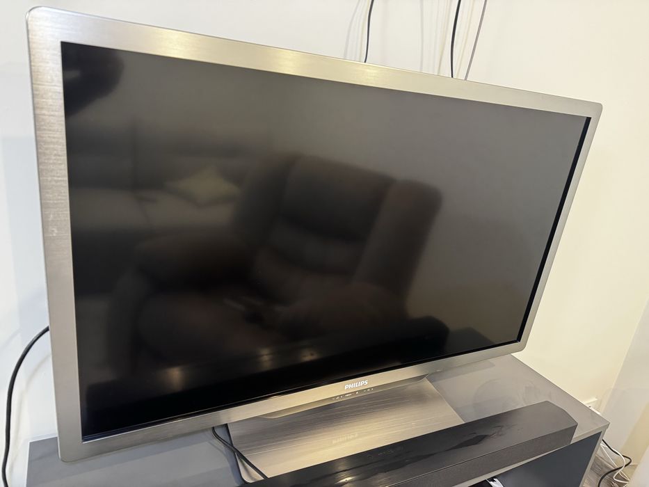 Телевізор Philips 42PFL7606K/02 - Full HD з Ambilight Spectra 2