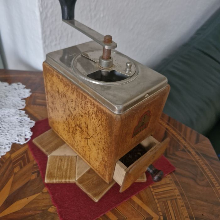 Młynek do kawy antyk