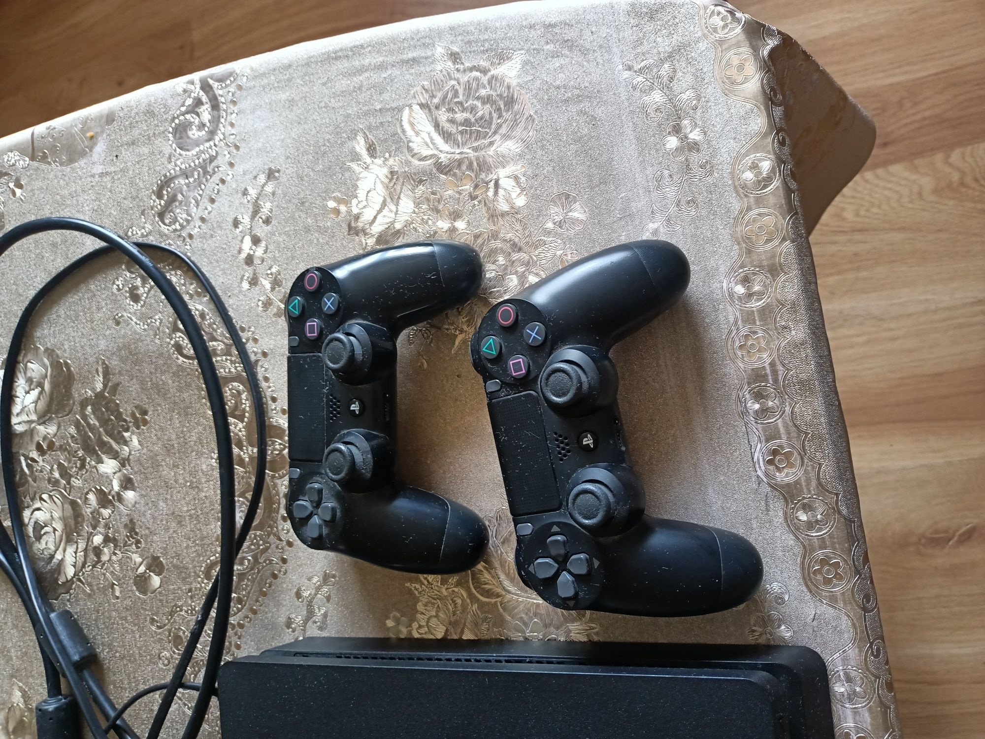 PlayStation 4 Slim PS4 + 2 pady + HDMI