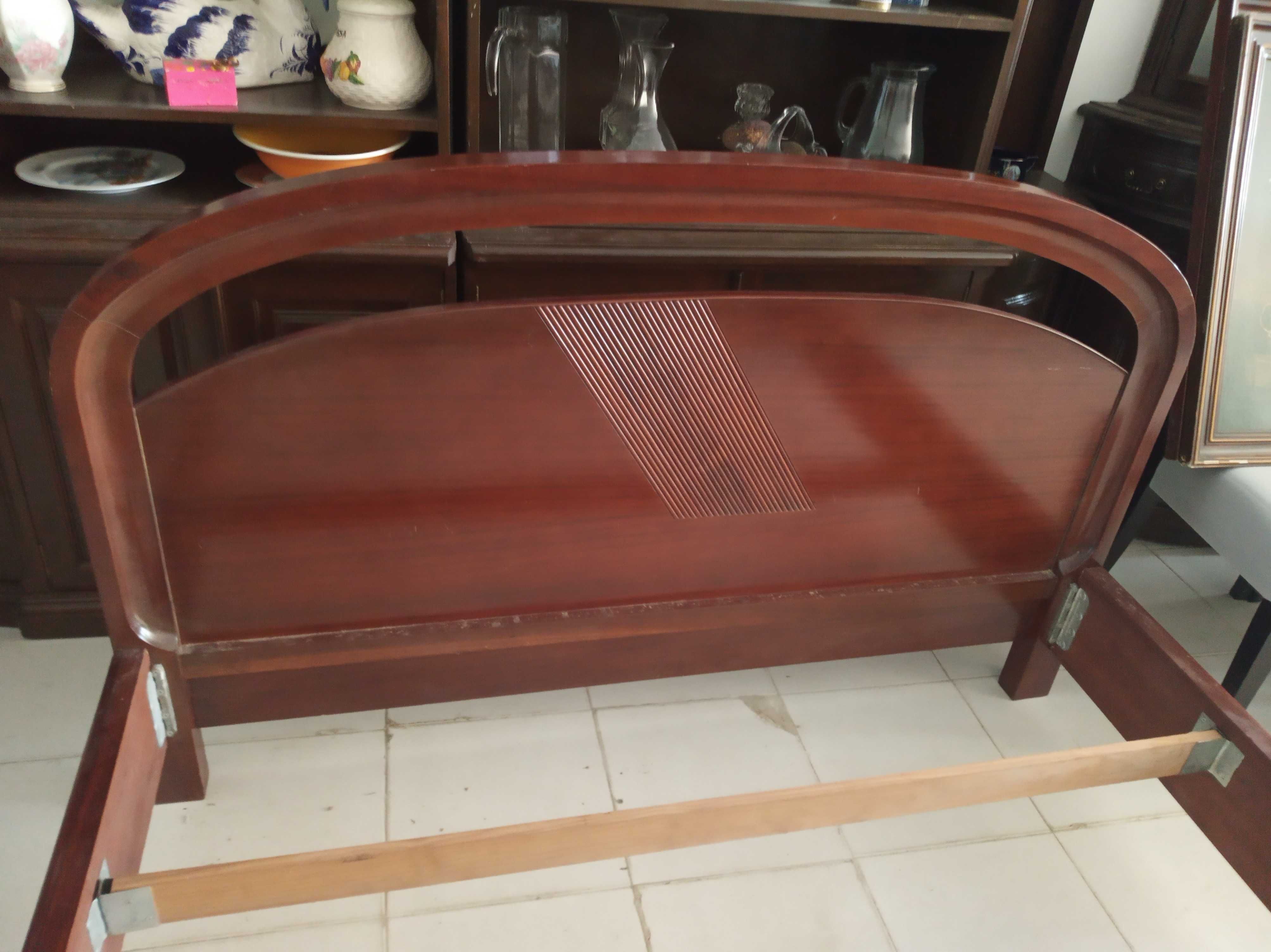 Vendo cama de madeira muito bonita.
