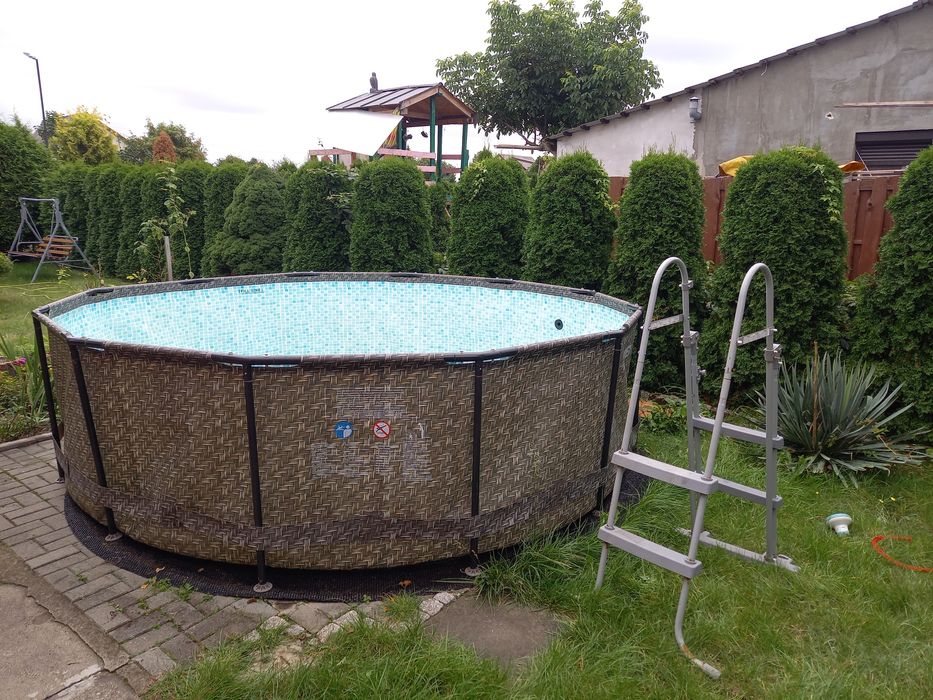 Basen ogrodowy okrągły.