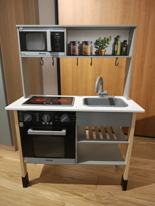 Drewniana kuchnia dla dzieci