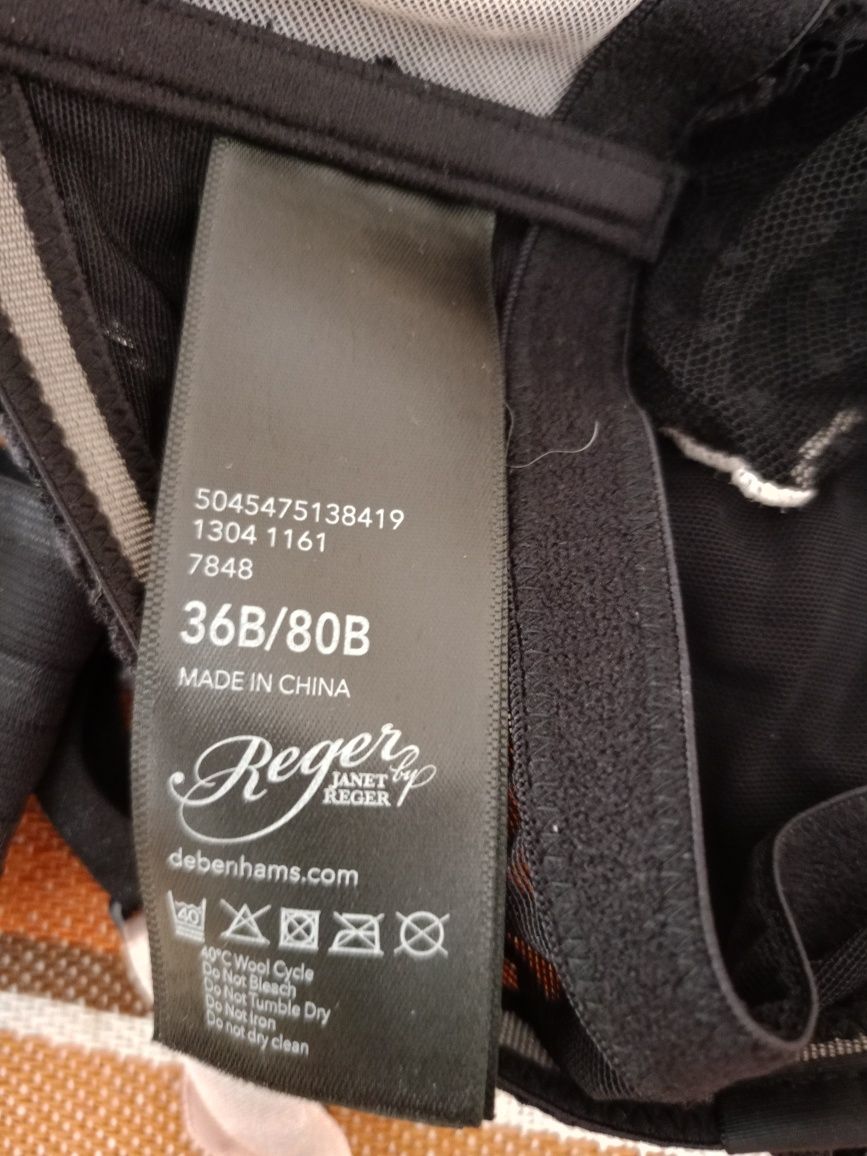 Piękny komplet damskiej bielizny.