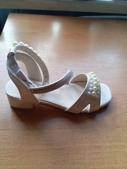 Продам детские босоножки