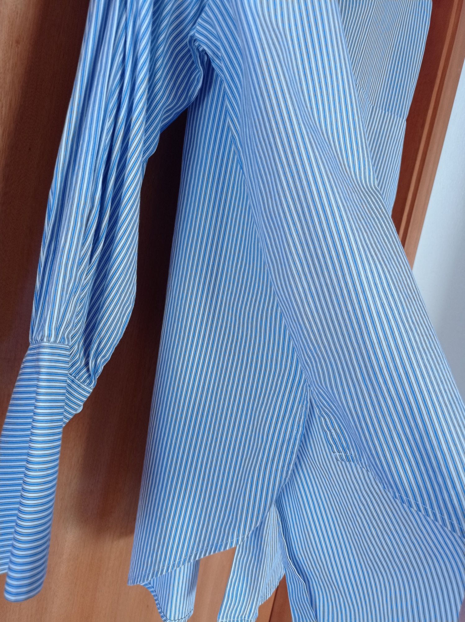 Camisa branca às riscas azuis