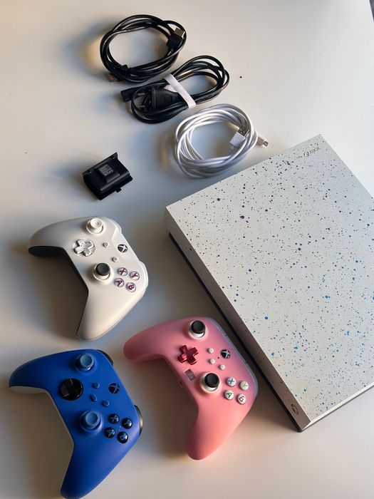 Xbox One X NBA Edition 1 TB + 2 Comandos Bluetooth e Cabo + bateria