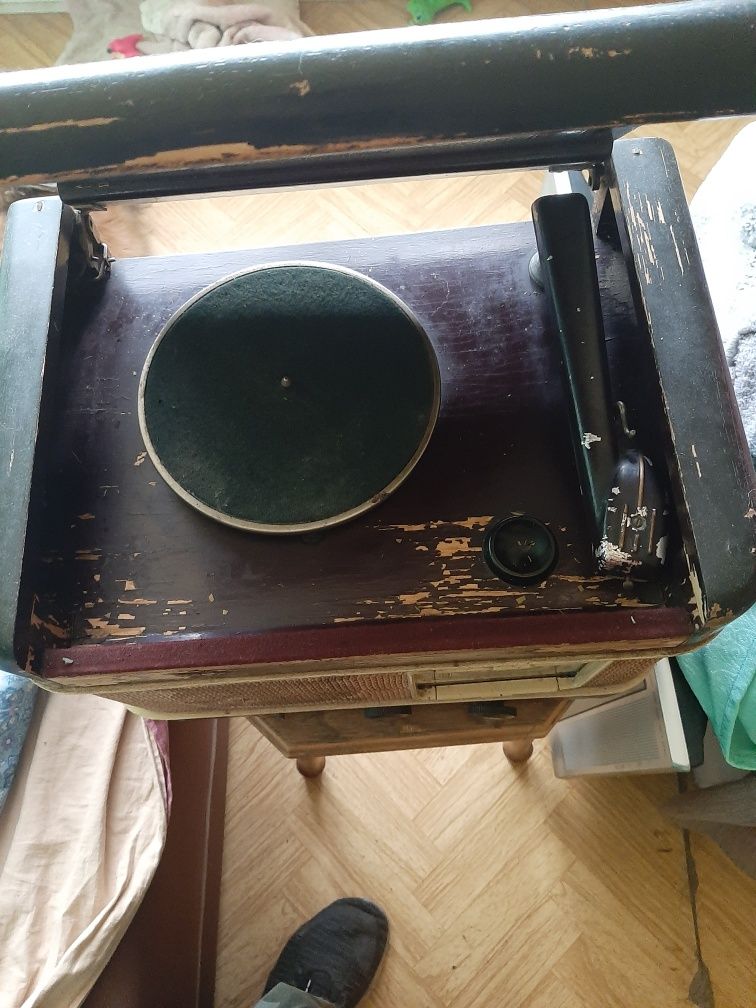 Radio antyk z gramofonem