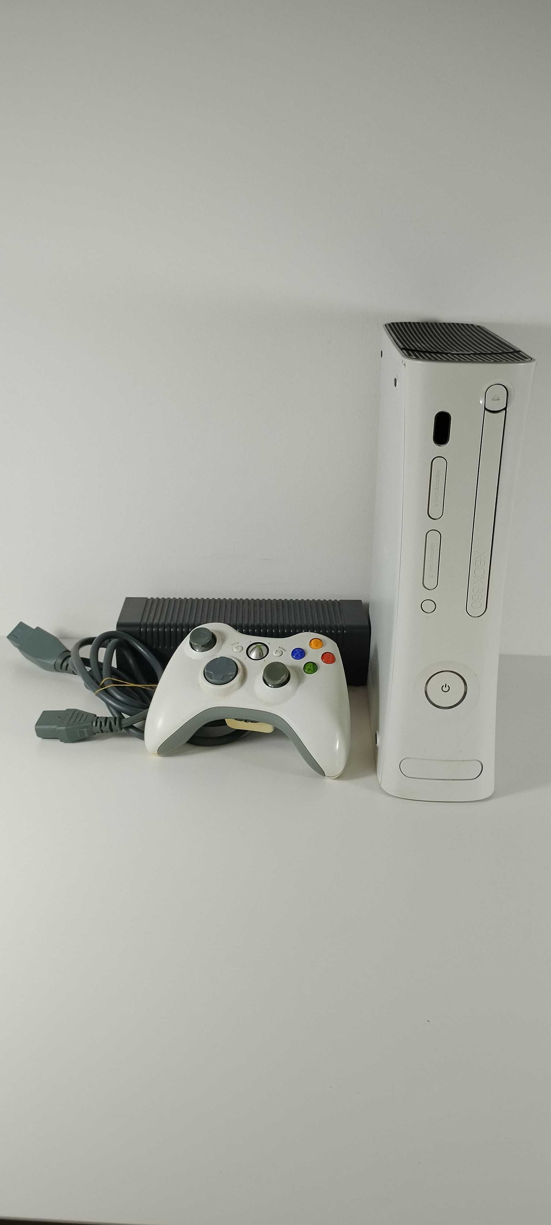 Xbox 360 com comando e fonte de alimentação