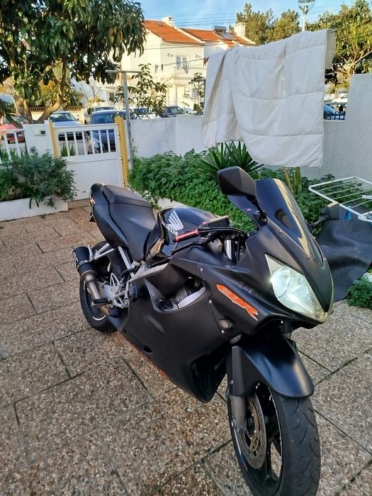 Vende se.  CBR 600 sport muito bem estimada