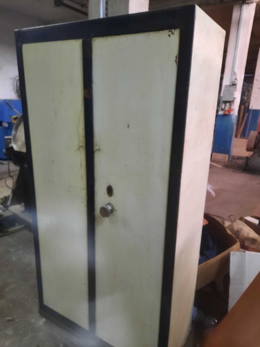 Szafa metalowa, sejf na dokumenty, narzędzia zamykana na klucz.