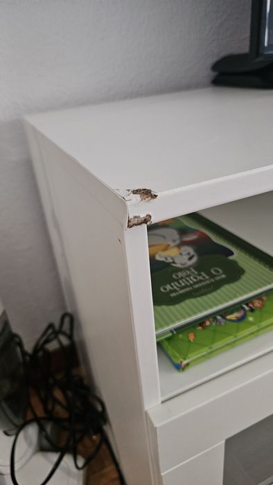 Movel de TV branco com gavetas