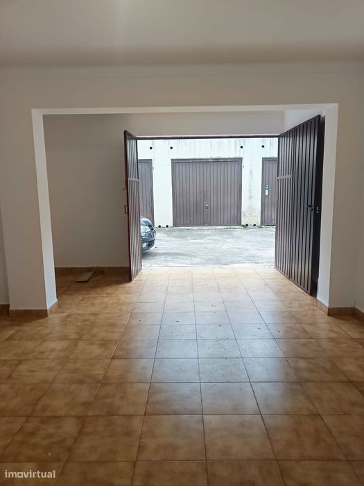 Aluga-se Garagem com WC para armazém