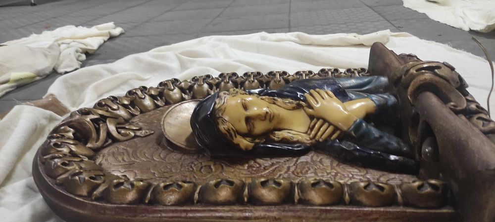 Quadro N.ª Sra. com relevo trabalhado - antiguidade