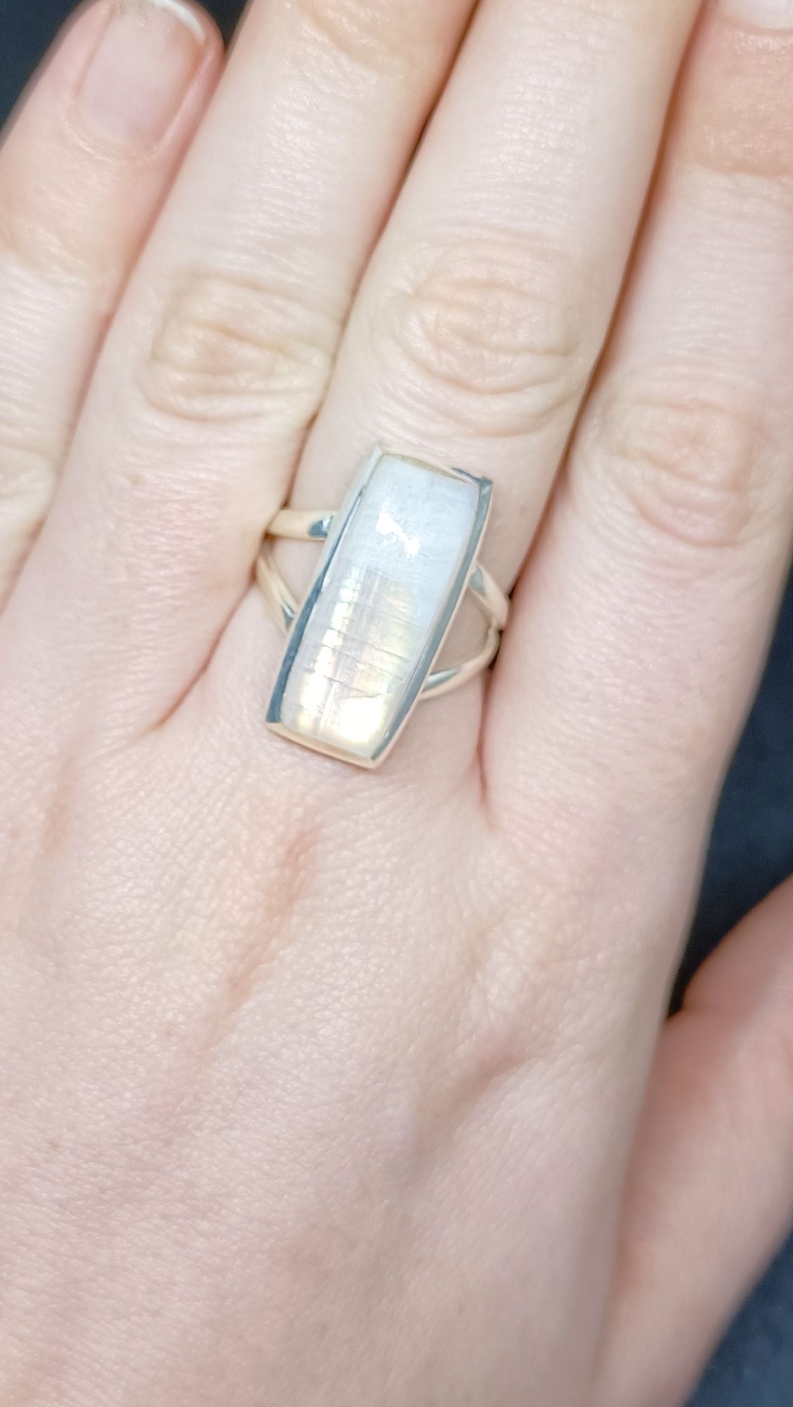 Widoczny pierścionek z kamieniem księżycowym ze srebra, srebro 925
