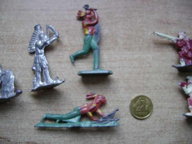 Starocie z PRL - Stare zabawki = Zestaw 8 ołowianych żołnierzyków