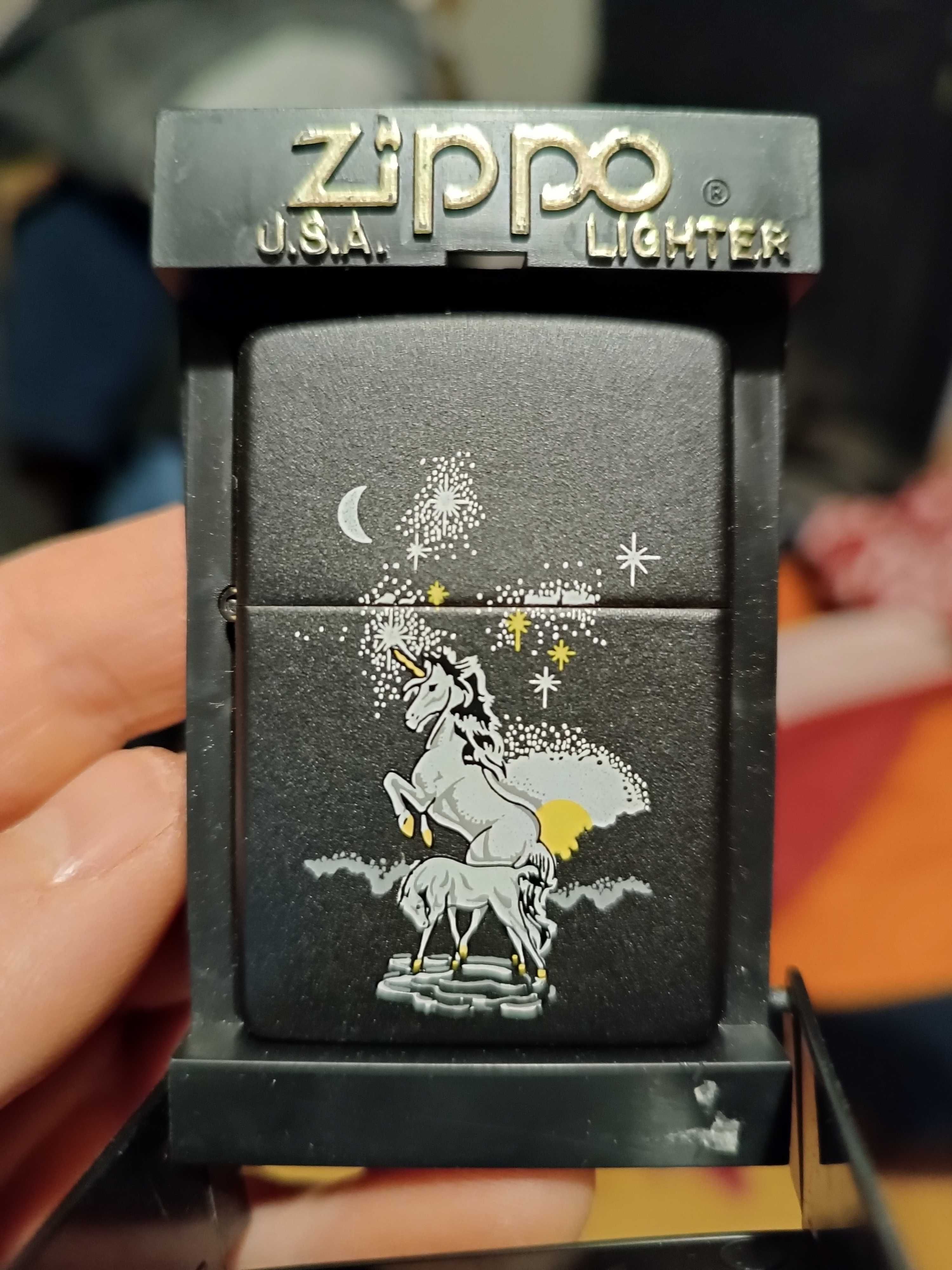 Nowa zapalniczka Zippo Unicorns at night