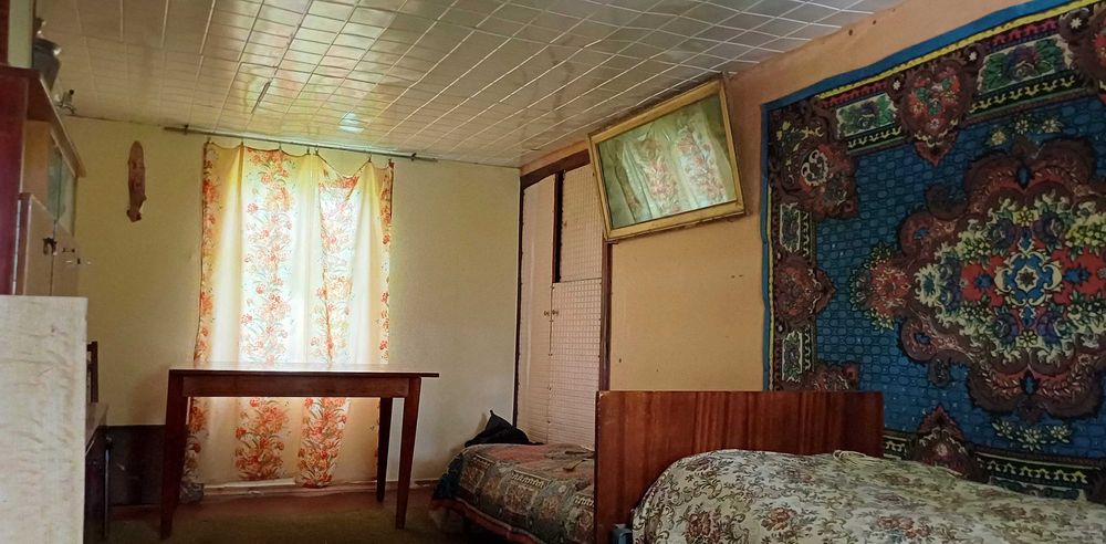 Терміново продам цегляний дачний будинок з гаражем і садом