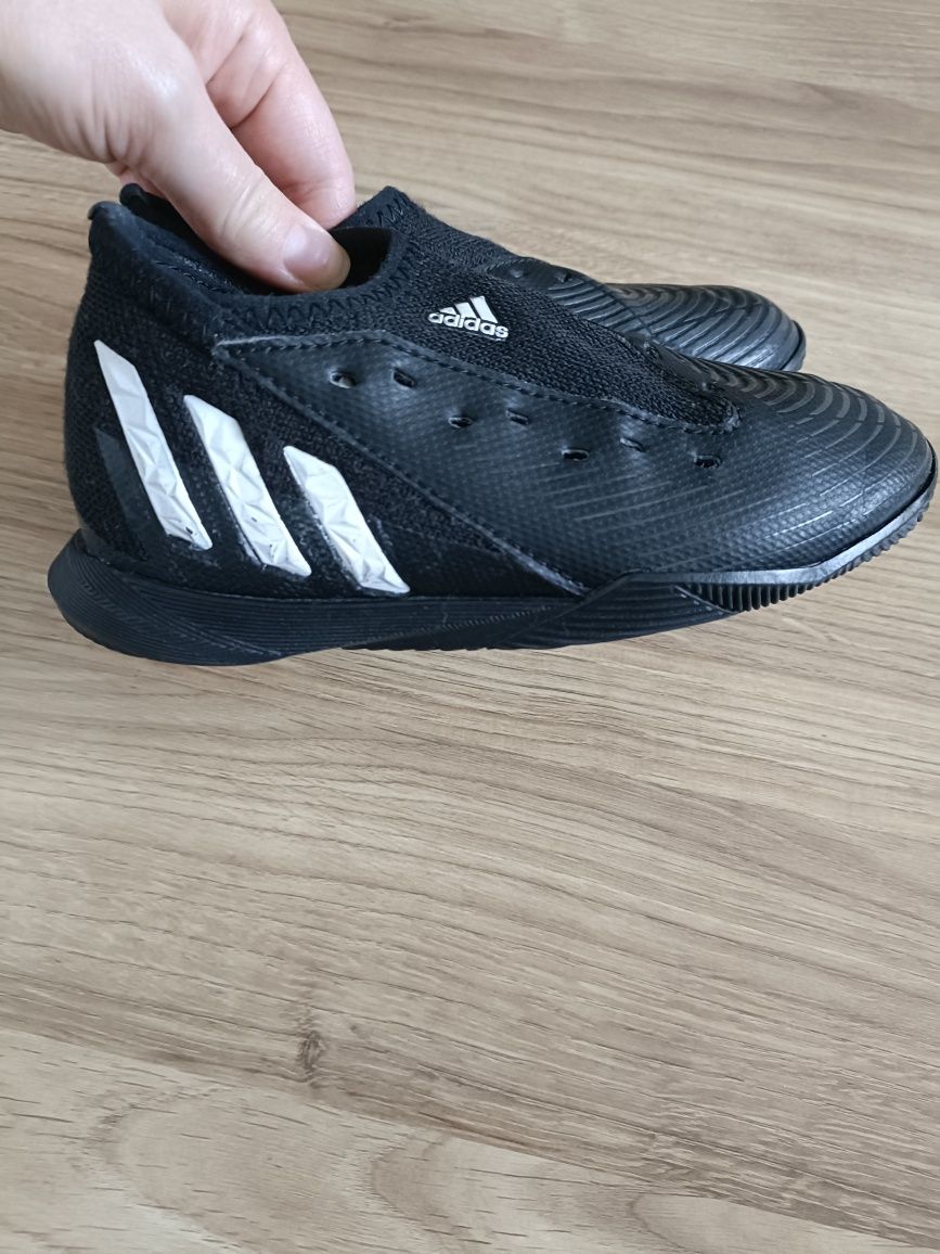 Buty halówki dla chłopca chłopięce na halę do gry w piłkę Adidas 28