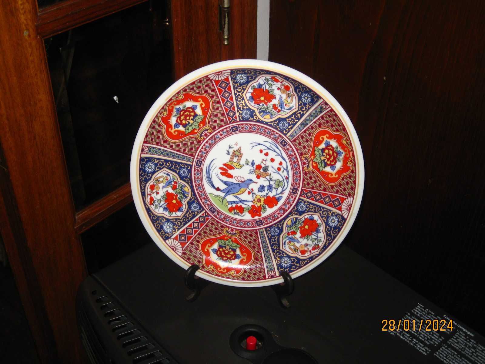 Dois pratos decorativos em porcelana oriental