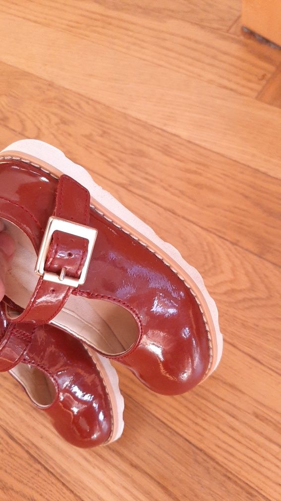 Sprzedam lakierki marki Clarks, stan bdb, rozm. 22
