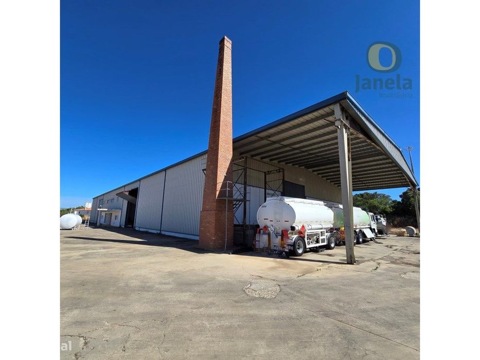 Fábrica com 2310 m2, com armazém, balneários, refeitório, em zona i...