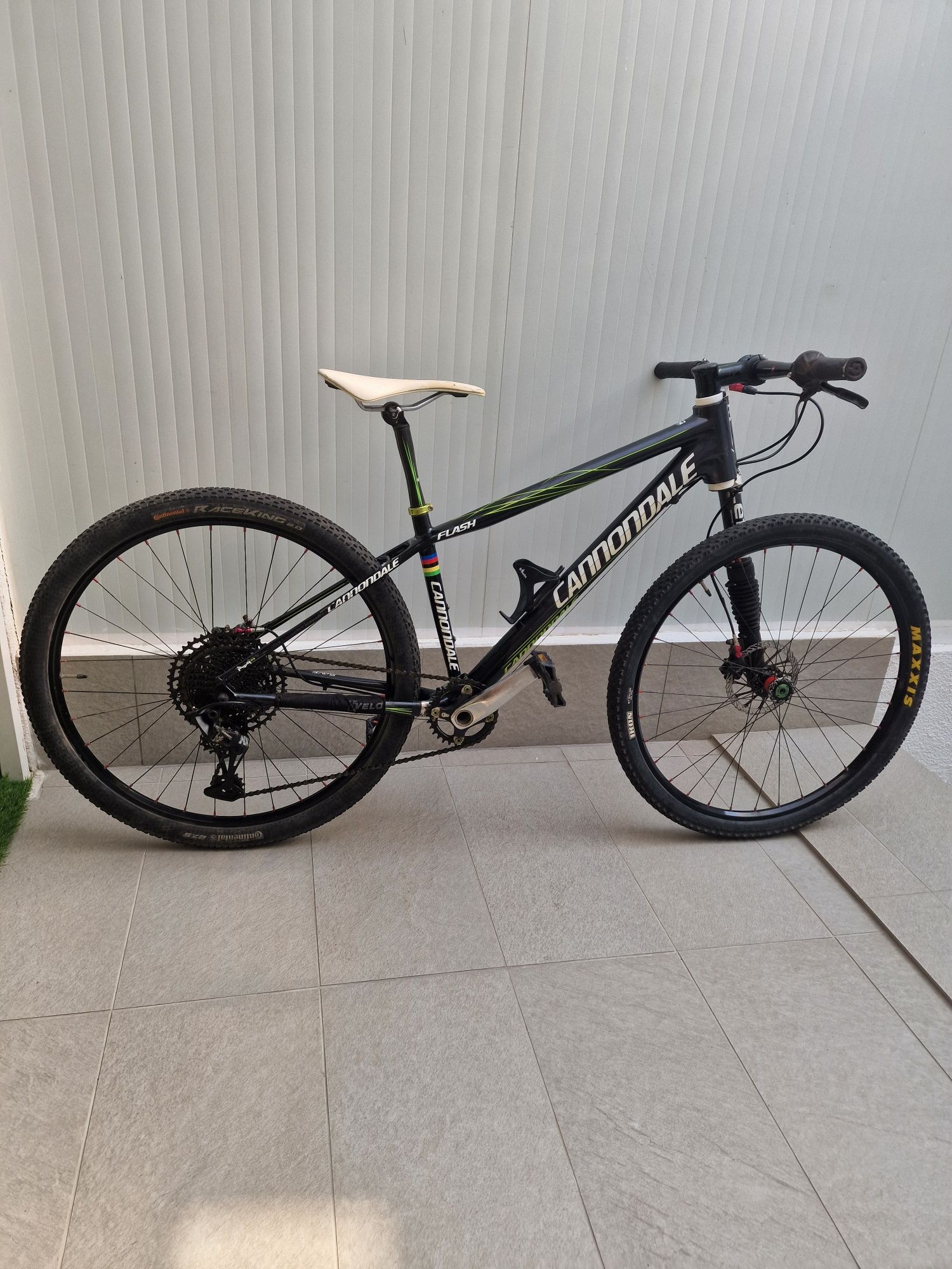 Bicicleta CANNONDALE em carbono