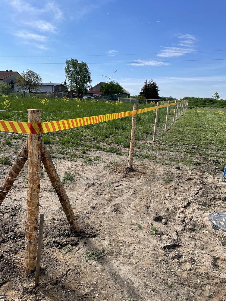 Ogrodzenie tymczasowe budowlane stemple siatka leśna płot brama słupki