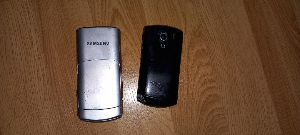 Dwa stare telefony Samsung