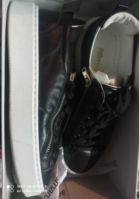 Sapatilhas preta e branca tamanho 41
