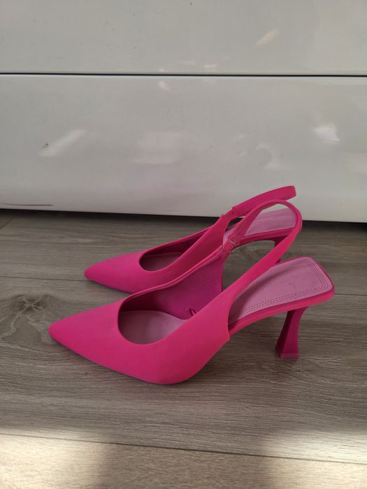 Różowe buty na obcasie Stradivarius 39