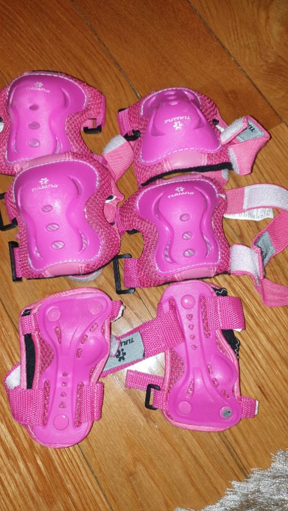 Patins em linha de menina com equipamento proteção