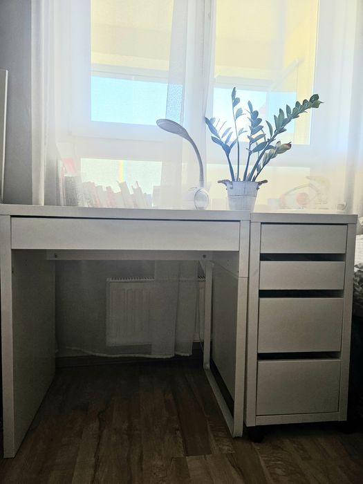 Białe biurko z szafką na kółkach z szufladami