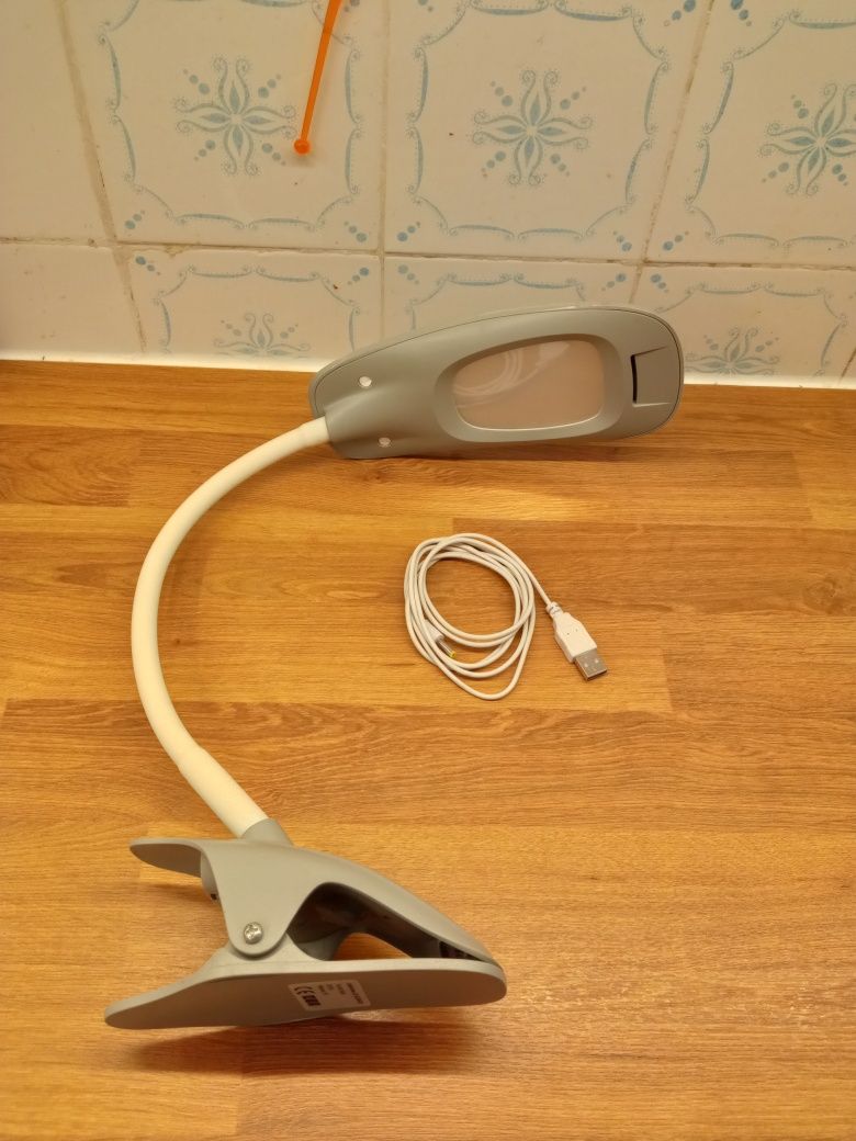 Lampka biurkowa LED z klipsem