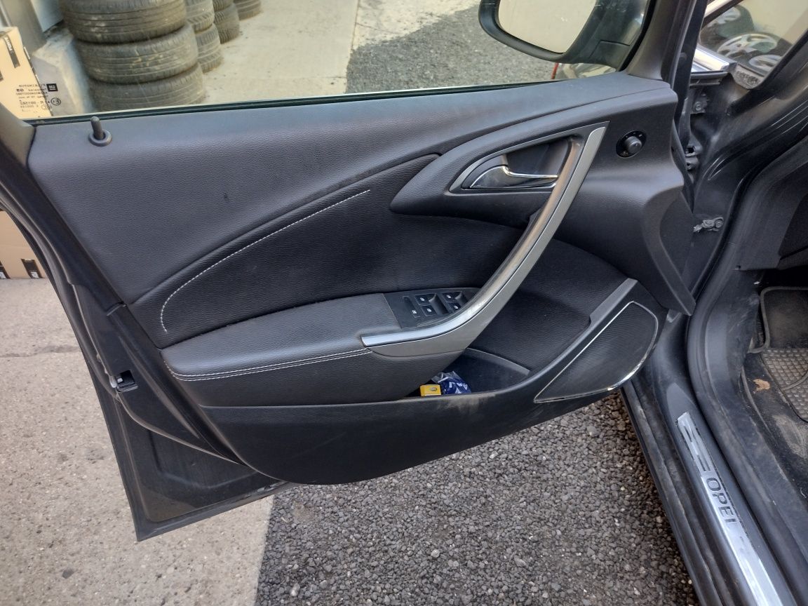 Opel Astra J kombi 09-15 - Fotele przód tył Półskóra + Boczki kpl. EUR