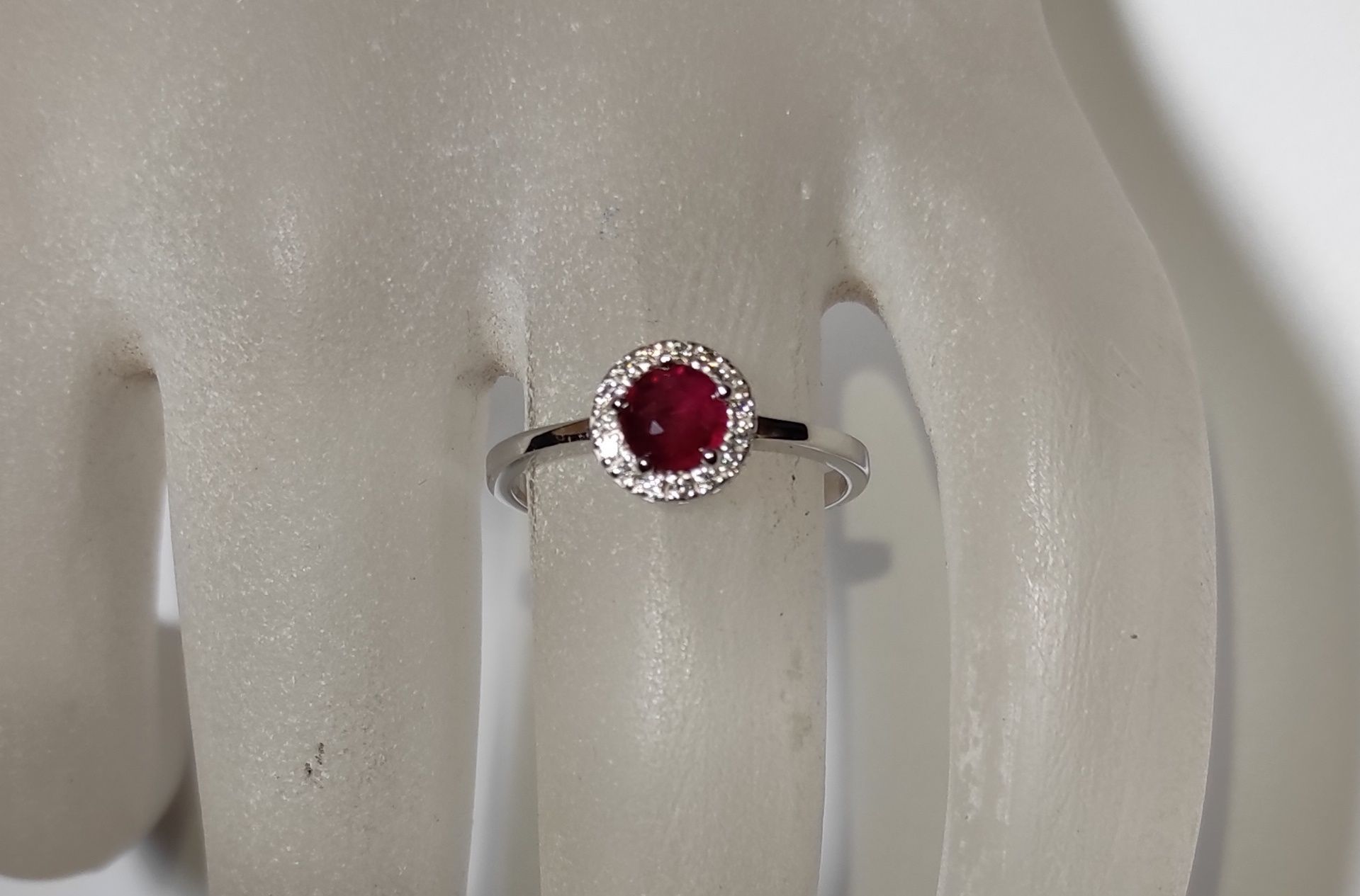 Женское золотое кольцо с рубином и бриллиантами 0.12 к. Белое золото