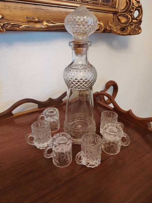 Conjunto de 2 Garrafas de Licor e 6 Copos Cada