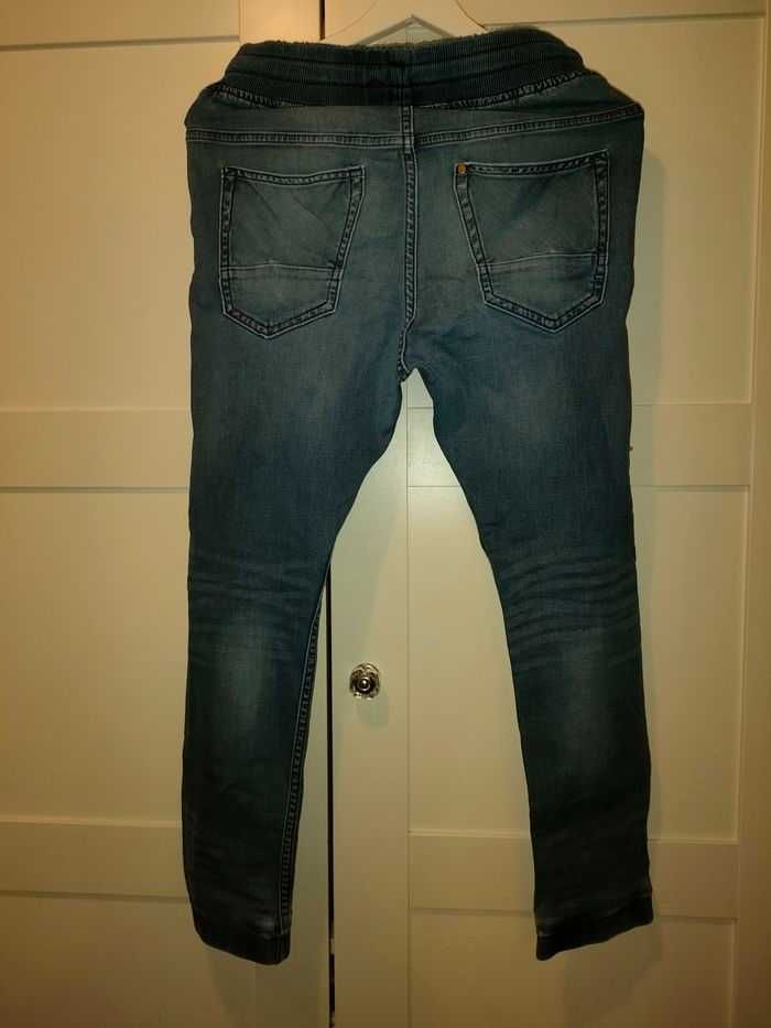 Spodnie Joggery z dziurą 152 cm