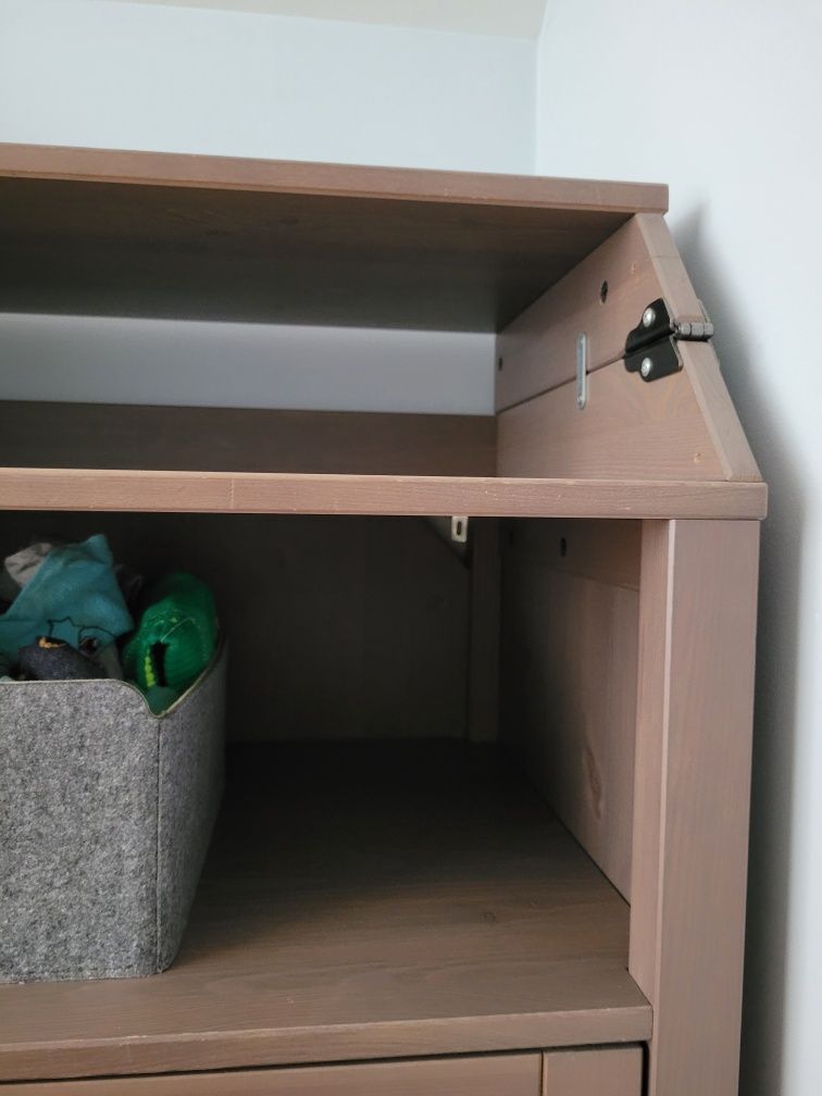 Komoda Sundvik Ikea. Szarobrązowa. Uszkodzenie przewijaka.