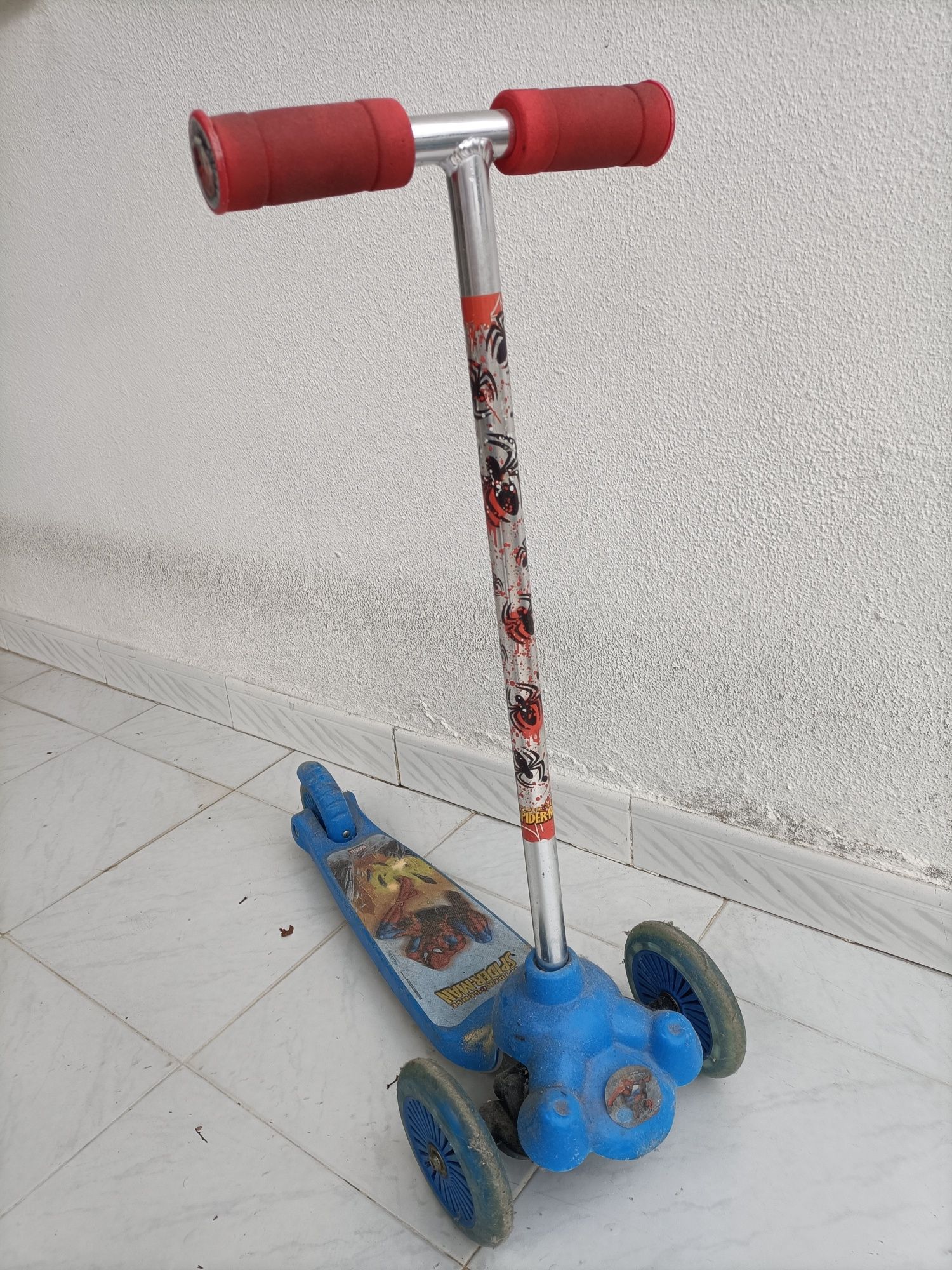 Patinete do homem aranha