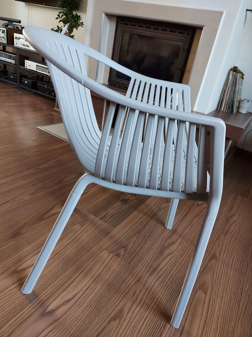 Krzesło szare z podłokietnikiem tworzywo sztuczne